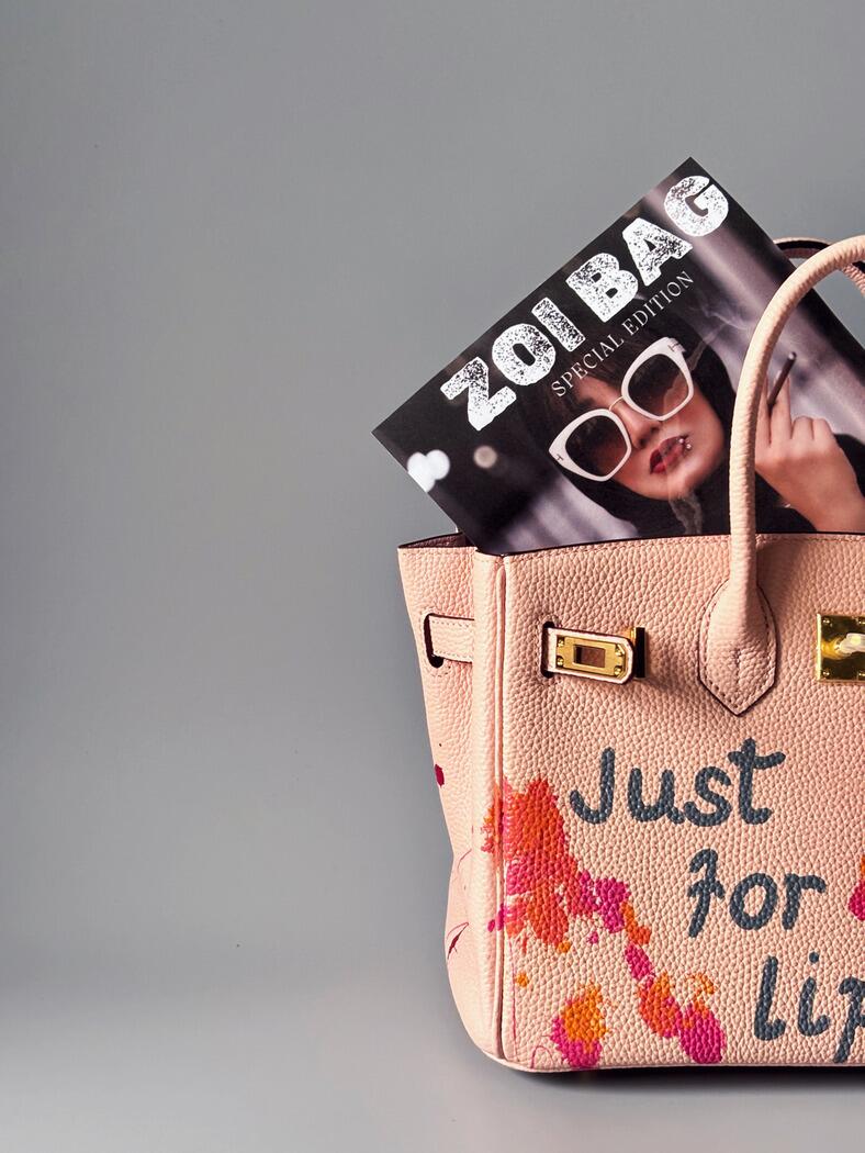 Růžová art kabelka Zoi Bag z pravé kůže s nápisem "Can't be tamed" detail