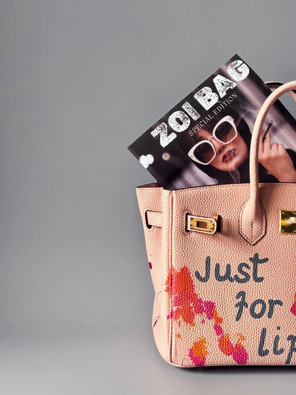 Růžová art kabelka Zoi Bag z pravé kůže s nápisem "Can't be tamed" detail