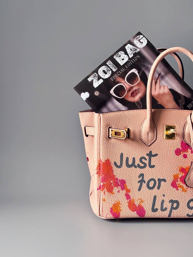 Růžová kožená kabelka Zoi Bag s nápisem "Can't be tamed" detail