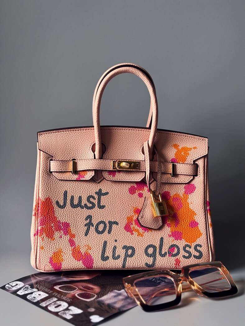 Růžová art kožená kabelka Zoi Bag s nápisem "Can't be tamed"