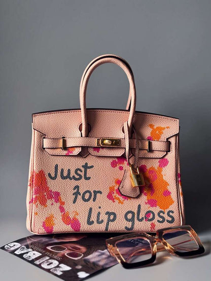 Růžová art kožená kabelka Zoi Bag s nápisem "Can't be tamed"