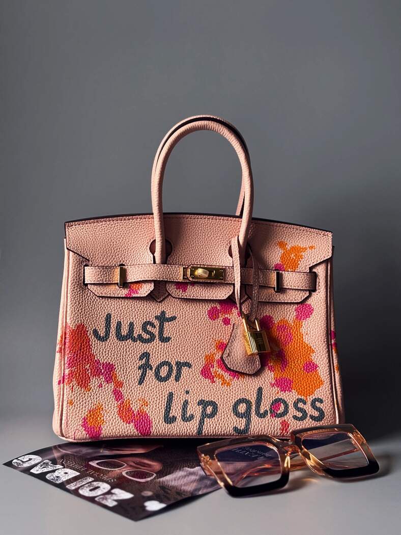 Designová růžová kožená kabelka Zoi Bag s nápisem "Can't be tamed"