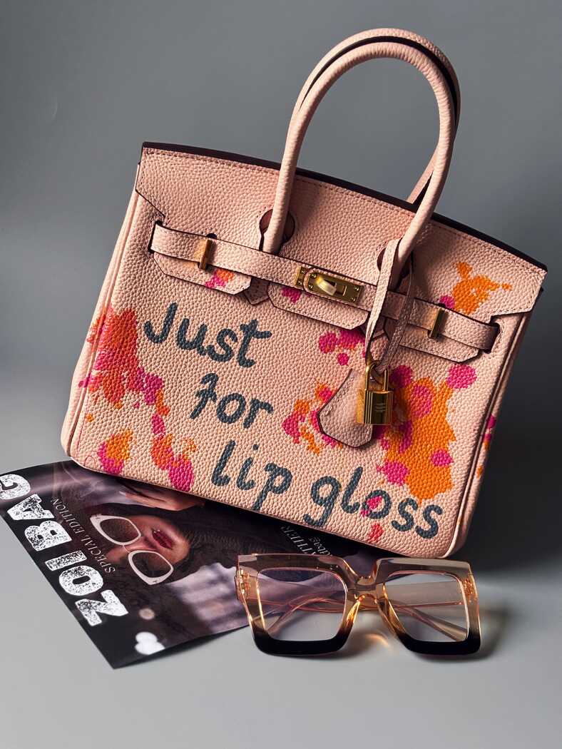 Růžová kožená art kabelka Zoi Bag s nápisem "Can't be tamed"