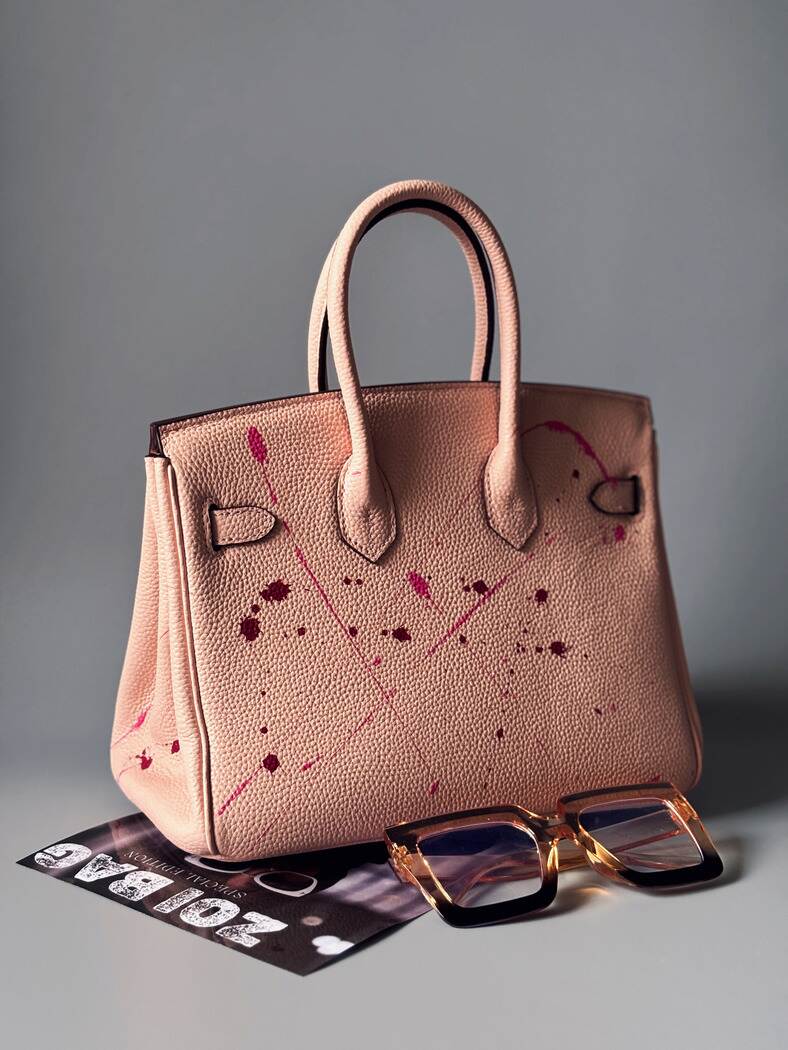 Růžová kožená kabelka Zoi Bag s nápisem "Can't be tamed" zezadu