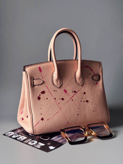 Růžová kožená kabelka Zoi Bag s nápisem "Can't be tamed" zezadu