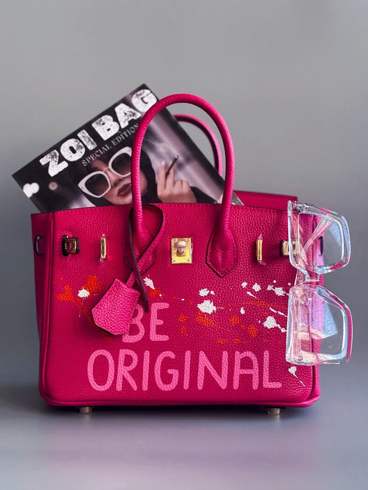 Designová růžová kožená kabelka Zoi Bag s ručně psaným nápisem a cákanci barvou. Personalizovaná kabelka na zakázku.