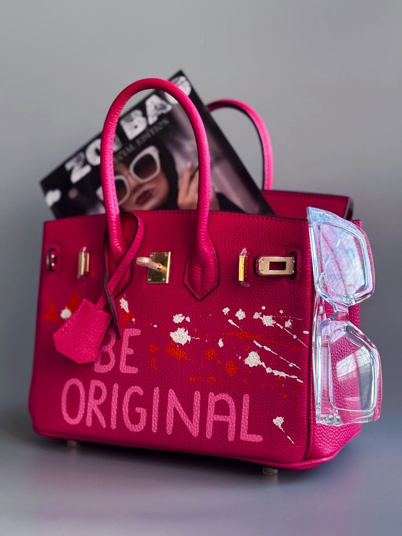 Designová růžová kožená kabelka Zoi Bag s ručně psaným nápisem a cákanci barvou. Personalizovaná kabelka na zakázku.