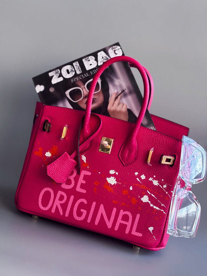 Designová růžová kožená kabelka Zoi Bag s ručně psaným nápisem a cákanci barvou. Personalizovaná kabelka na zakázku.