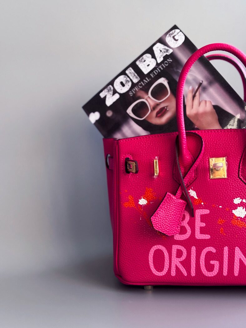 Designová růžová kožená kabelka Zoi Bag s ručně psaným nápisem a cákanci barvou. Personalizovaná kabelka na zakázku.