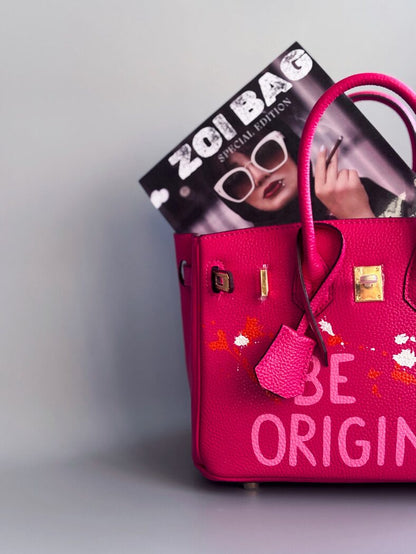 Designová růžová kožená kabelka Zoi Bag s ručně psaným nápisem a cákanci barvou. Personalizovaná kabelka na zakázku.