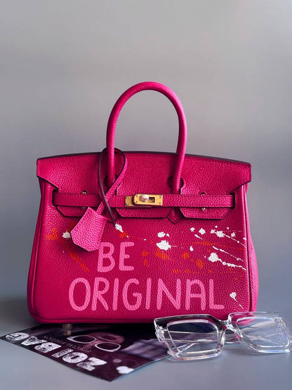 Designová růžová kožená kabelka Zoi Bag s ručně psaným nápisem a cákanci barvou. Personalizovaná kabelka na zakázku.