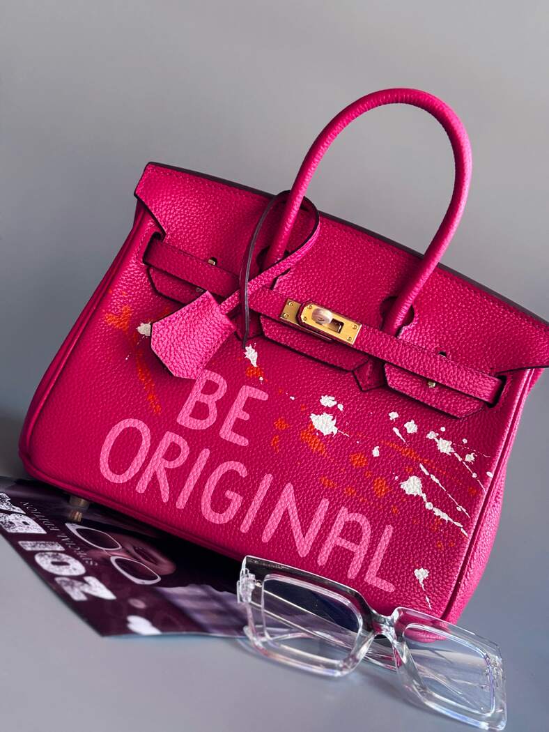 Designová růžová kožená kabelka Zoi Bag s ručně psaným nápisem a cákanci barvou. Personalizovaná kabelka na zakázku.