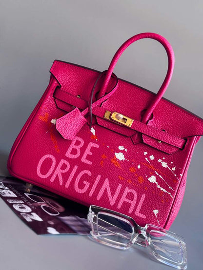 Designová růžová kožená kabelka Zoi Bag s ručně psaným nápisem a cákanci barvou. Personalizovaná kabelka na zakázku.