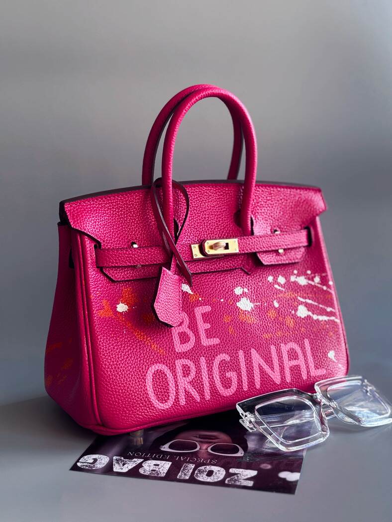 Designová růžová kožená kabelka Zoi Bag s ručně psaným nápisem a cákanci barvou. Personalizovaná kabelka na zakázku.