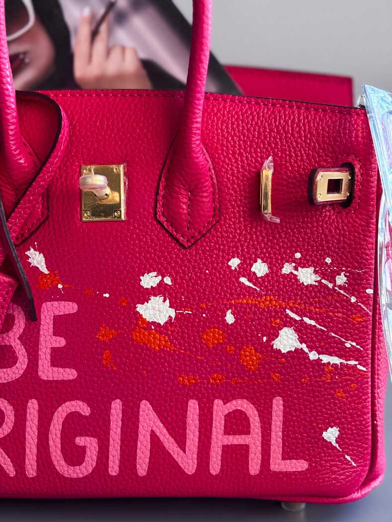 Designová růžová kožená kabelka Zoi Bag s ručně psaným nápisem a cákanci barvou. Personalizovaná kabelka na zakázku. Detail nápisu a cákanců.