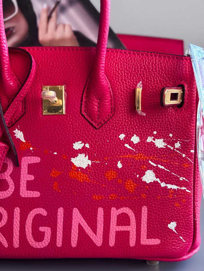 Designová růžová kožená kabelka Zoi Bag s ručně psaným nápisem a cákanci barvou. Personalizovaná kabelka na zakázku. Detail nápisu a cákanců.