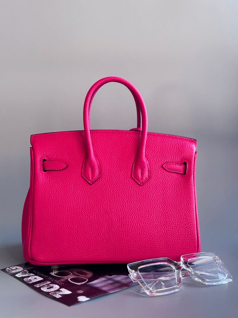 Designová růžová kožená kabelka Zoi Bag s ručně psaným nápisem a cákanci barvou. Personalizovaná kabelka na zakázku. Zezadu.