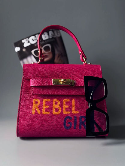 Designová kožená kabelka Zoi Bag v růžové s nápadným nápisem "Rebel Girl"