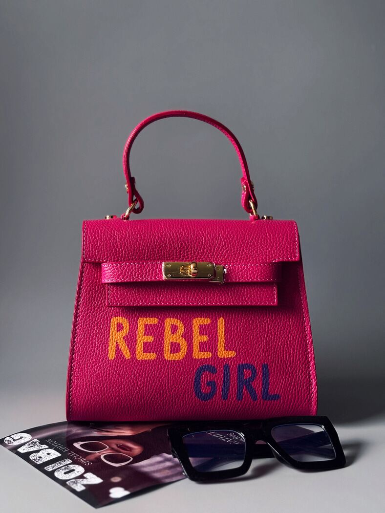 Art růžová kabelka Zoi Bag vyrobená z pravé italské kůže s nápisem "Rebel Girl"