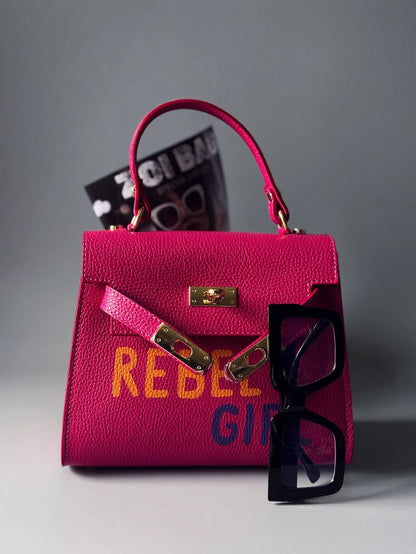 Originální růžová kabelka Zoi Bag z pravé kůže s nápisem "Rebel Girl"