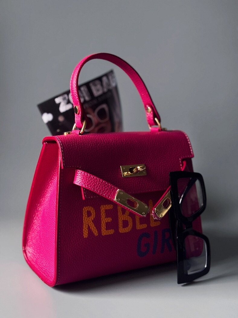 Designová kožená kabelka Zoi Bag v růžové barvě s nápisem "Rebel Girl" z boku