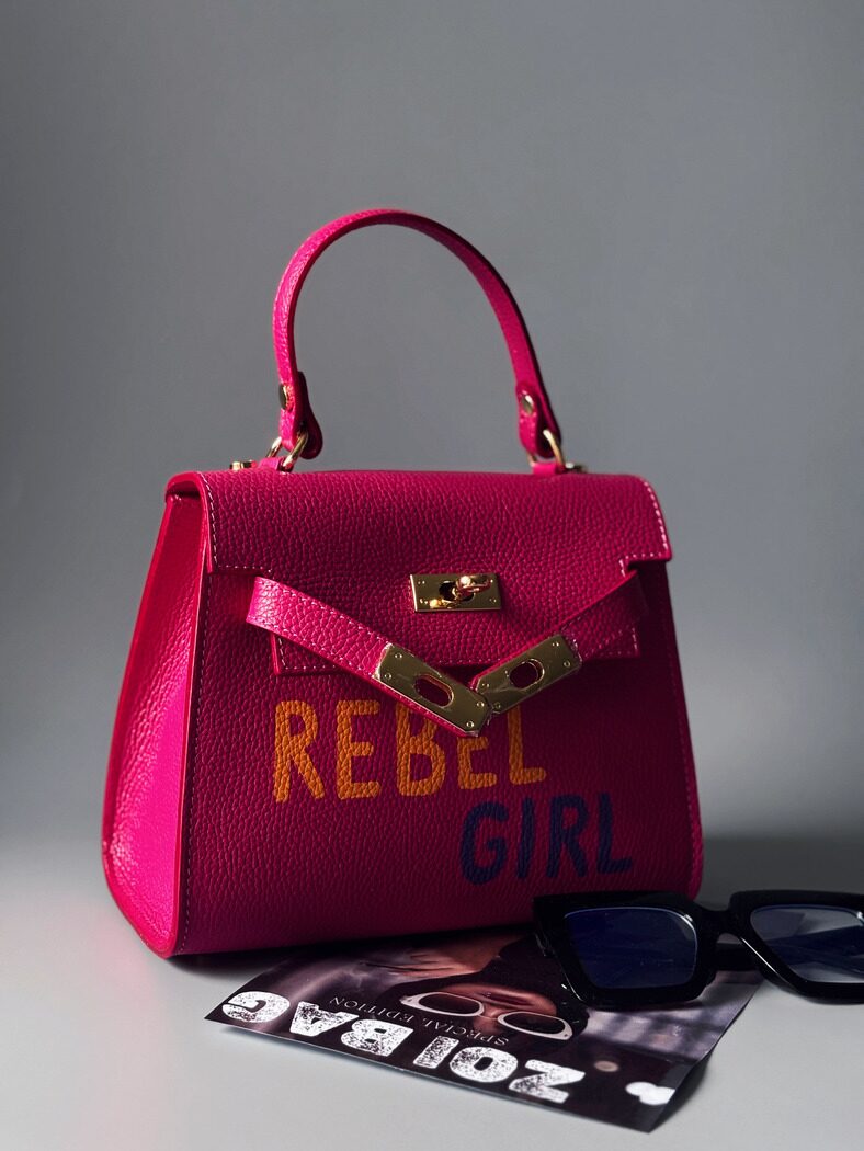 Art kožená kabelka Zoi Bag v růžové barvě s nápisem "Rebel Girl"