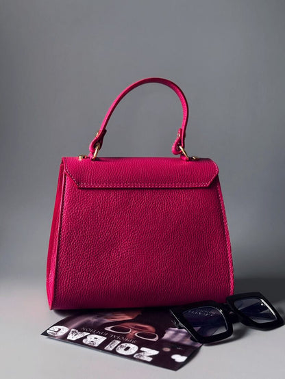 Růžová kožená kabelka Zoi Bag s nápisem "Rebel Girl" zezadu