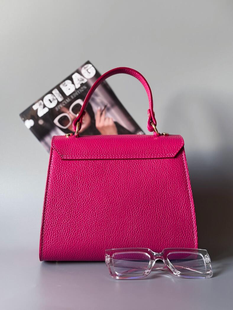 Designová růžová kožená kabelka Zoi Bag s ručně psaným nápisem "Rebel Girl" a cákanci barvou. Zezadu.