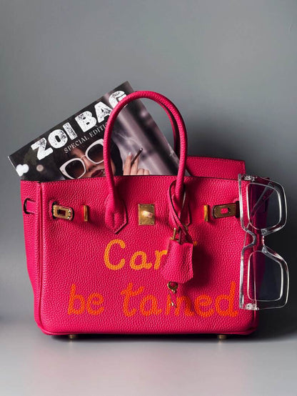 Růžová art originální kabelka Zoi Bag z kůže s nápisem "Can't be tamed"