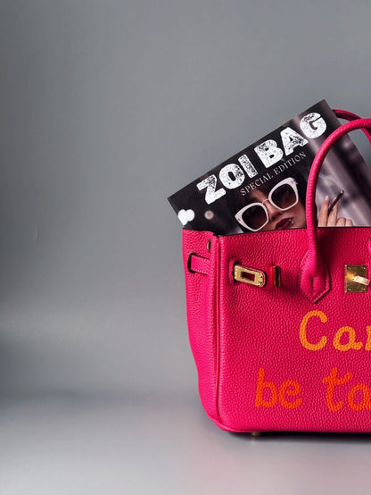 Stylová kožená kabelka Zoi Bag v růžové barvě s nápisem "Can't be tamed" detail