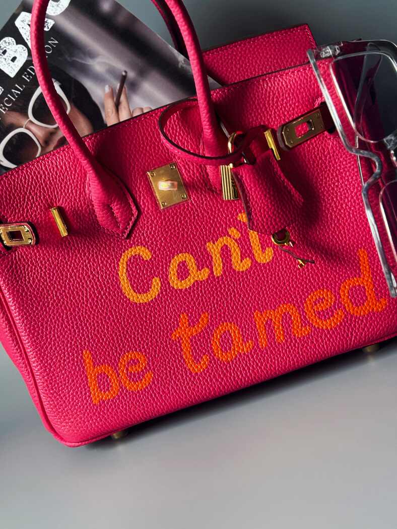 Růžová kožená kabelka Zoi Bag s nápisem "Can't be tamed" detail