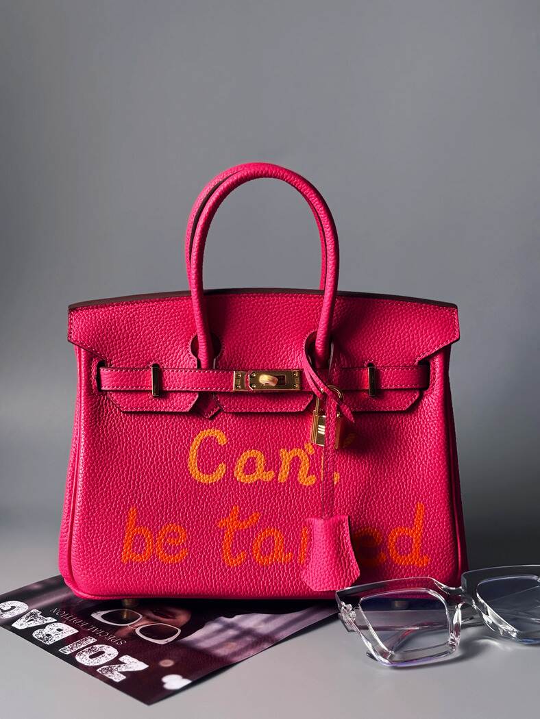 Růžová art kožená kabelka Zoi Bag s nápisem "Can't be tamed"