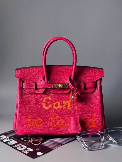 Růžová art kožená kabelka Zoi Bag s nápisem "Can't be tamed"