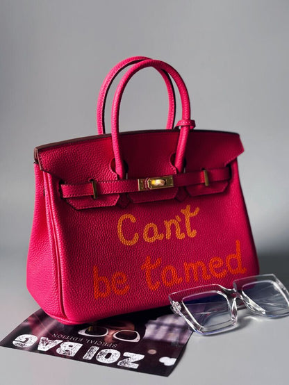 Originální růžová kožená kabelka Zoi Bag s nápisem "Can't be tamed"