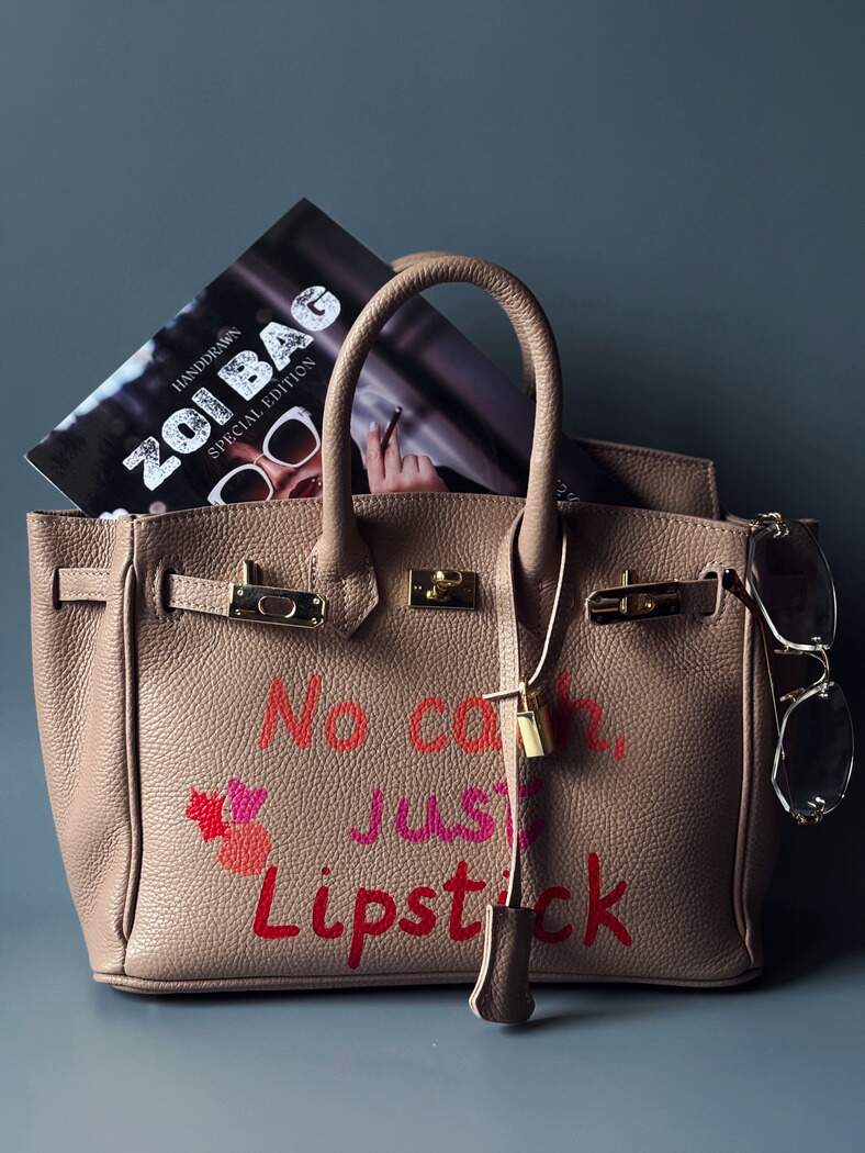 Růžovo-béžová kožená kabeka Zoi Bag s výrazným nápisem "No cash, just lipstick"