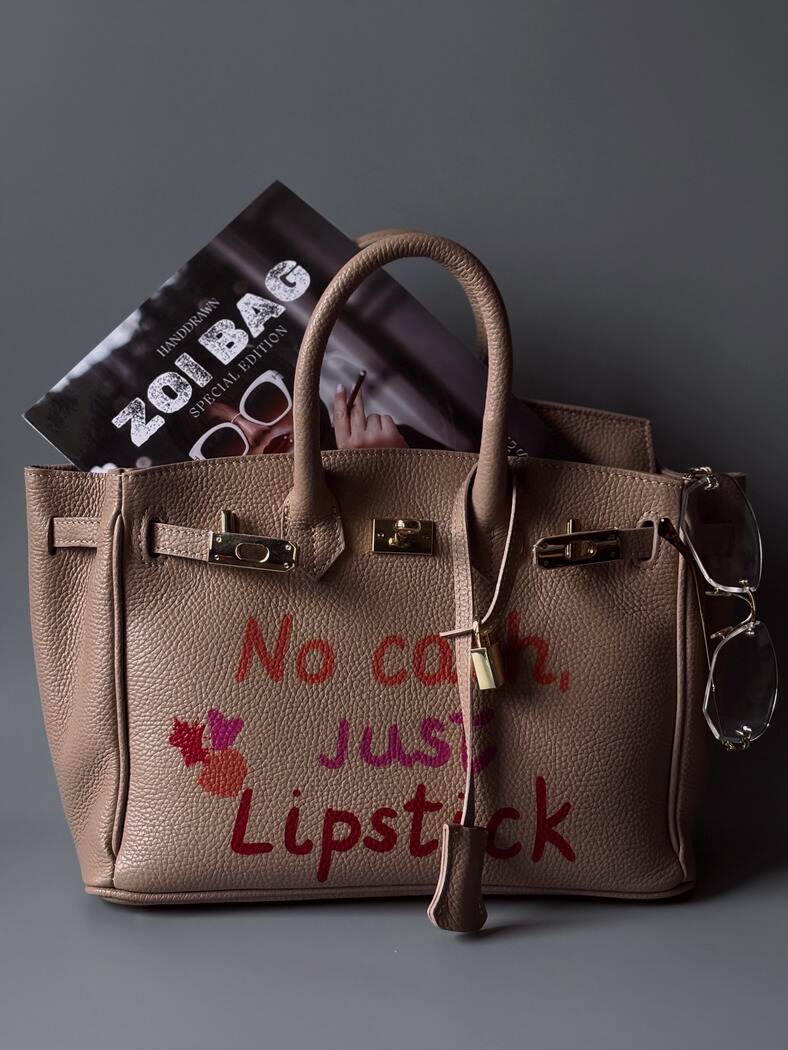Kožená kabelka Zoi Bag s nápisem "No cash, just lipstick" v růžovo-béžové barvě