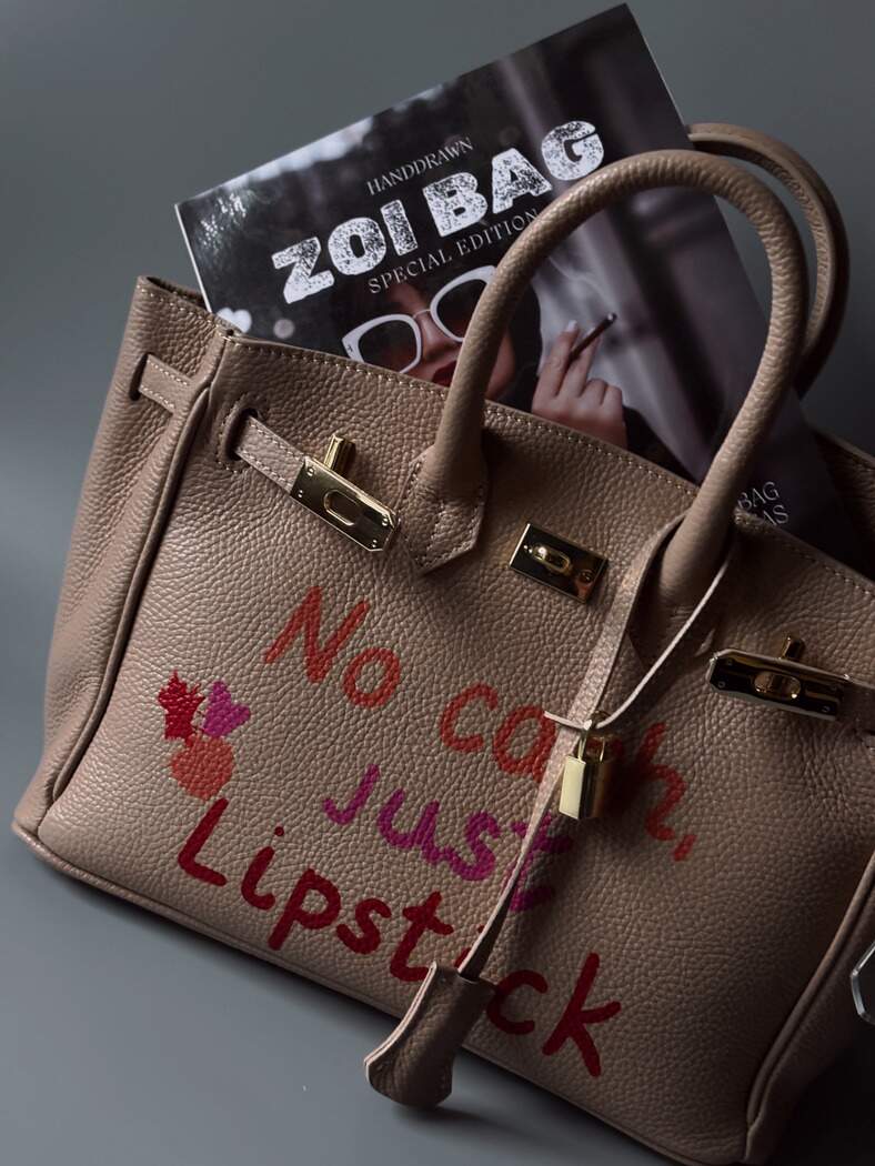Kožená kabelka Zoi Bag s nápisem "No cash, just lipstick" v růžovo-béžové barvě