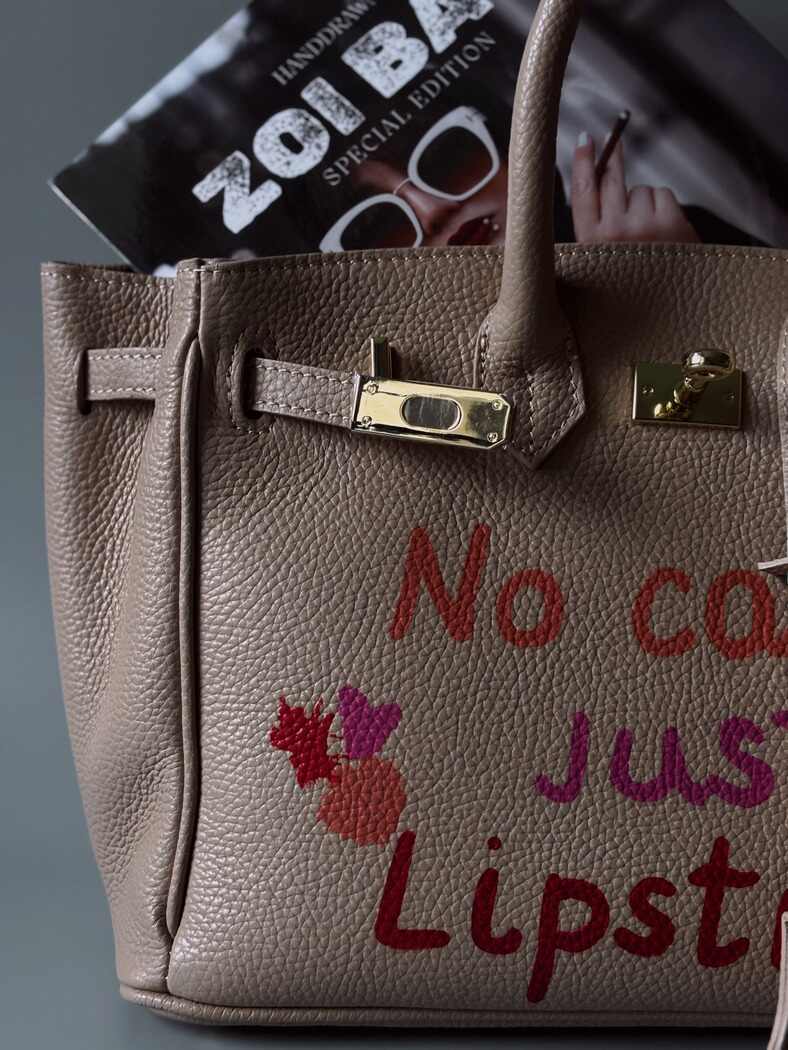 Kožená art kabelka Zoi Bag s nápisem "No cash, just lipstick" v růžovo-béžové barvě