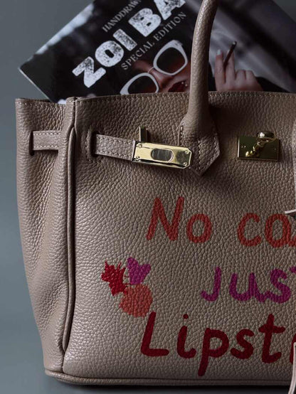 Kožená art kabelka Zoi Bag s nápisem "No cash, just lipstick" v růžovo-béžové barvě