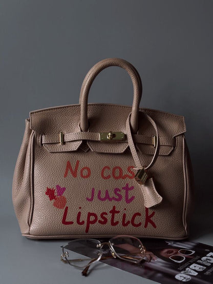 Kožená kabelka Zoi Bag s nápisem "No cash, just lipstick" v růžovo-béžové barvě