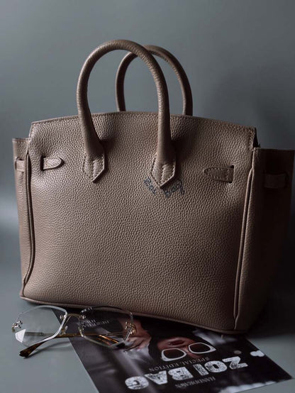 Kožená kabelka Zoi Bag s nápisem "No cash, just lipstick" v růžovo-béžové barvě zezadu