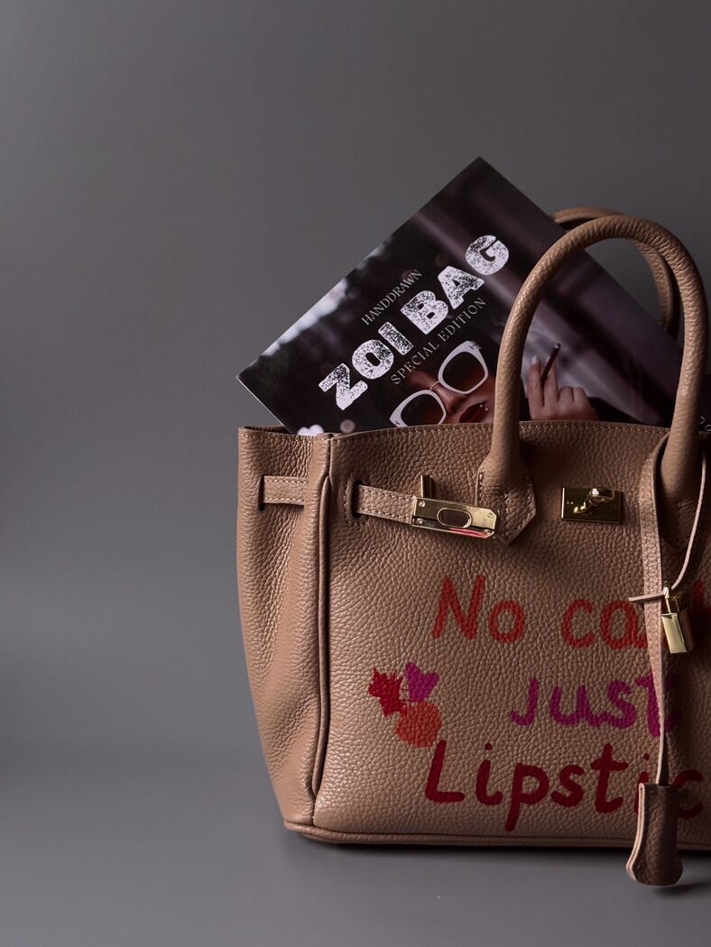 Designová kožená kabelka Zoi Bag s nápisem "No cash, just lipstick" v růžovo-béžové barvě