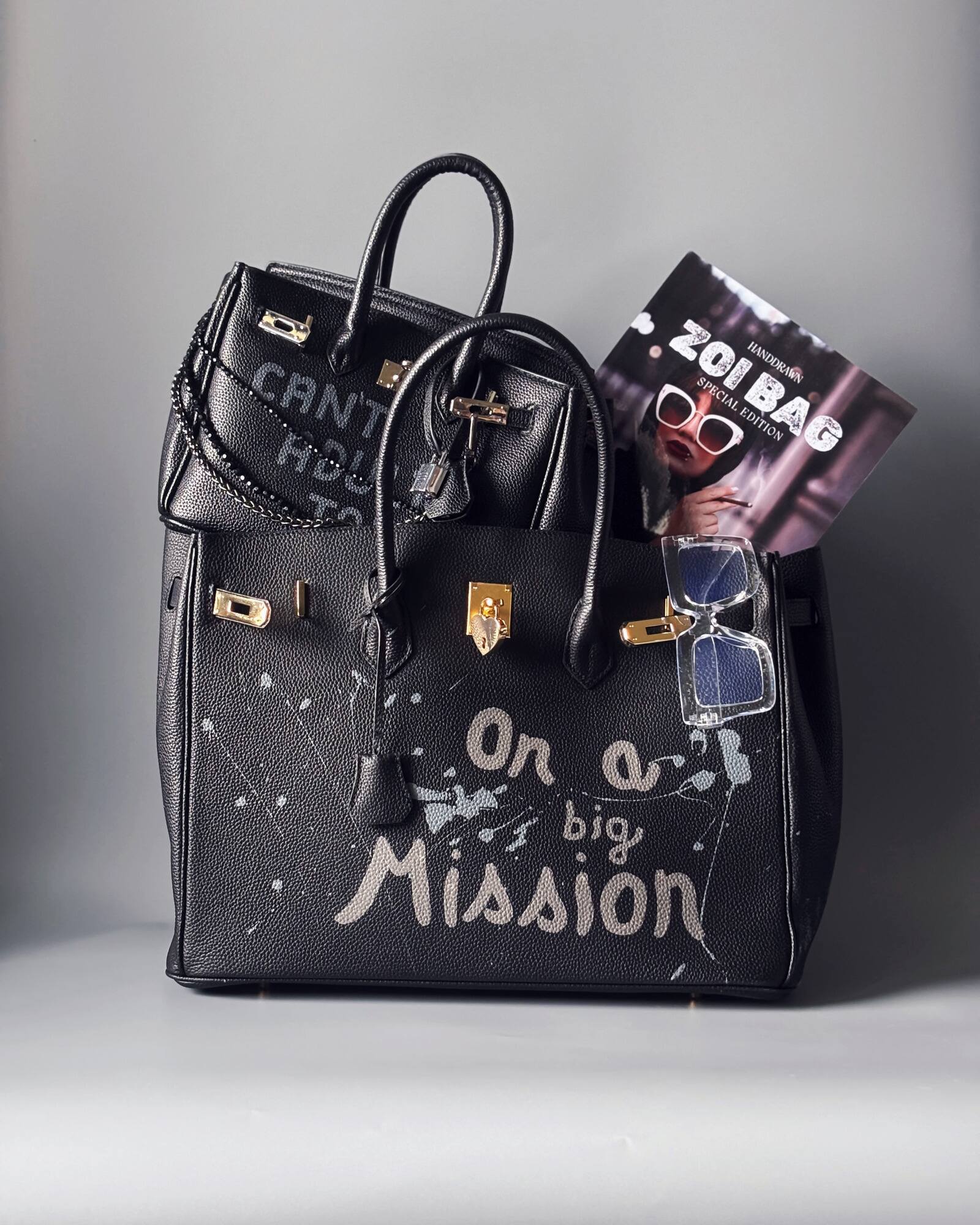 Sada černých kožených kabelek e-shopu Zoi Bag. Kabelky jsou naskladáné do sebe.