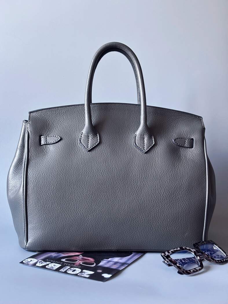 Designová luxusní šedá kožená kabelka Zoi Bag s ručně psaným nápisem a s cákanci barvou. Zapínání pomocí klíčku a zámku. Zezadu.