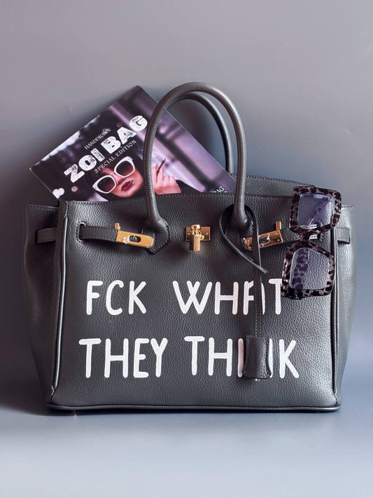 Šedá kožená kabelka Zoi Bag vyrobená z kvalitní italské kůže, s ručně psaným nápisem a se zámkem a klíčkem. Pro personalizaci na zakázku.