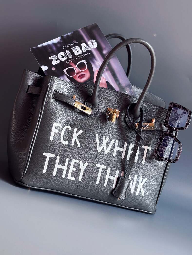 Šedá kožená kabelka Zoi Bag vyrobená z kvalitní italské kůže, s ručně psaným nápisem a se zámkem a klíčkem. Pro personalizaci na zakázku.