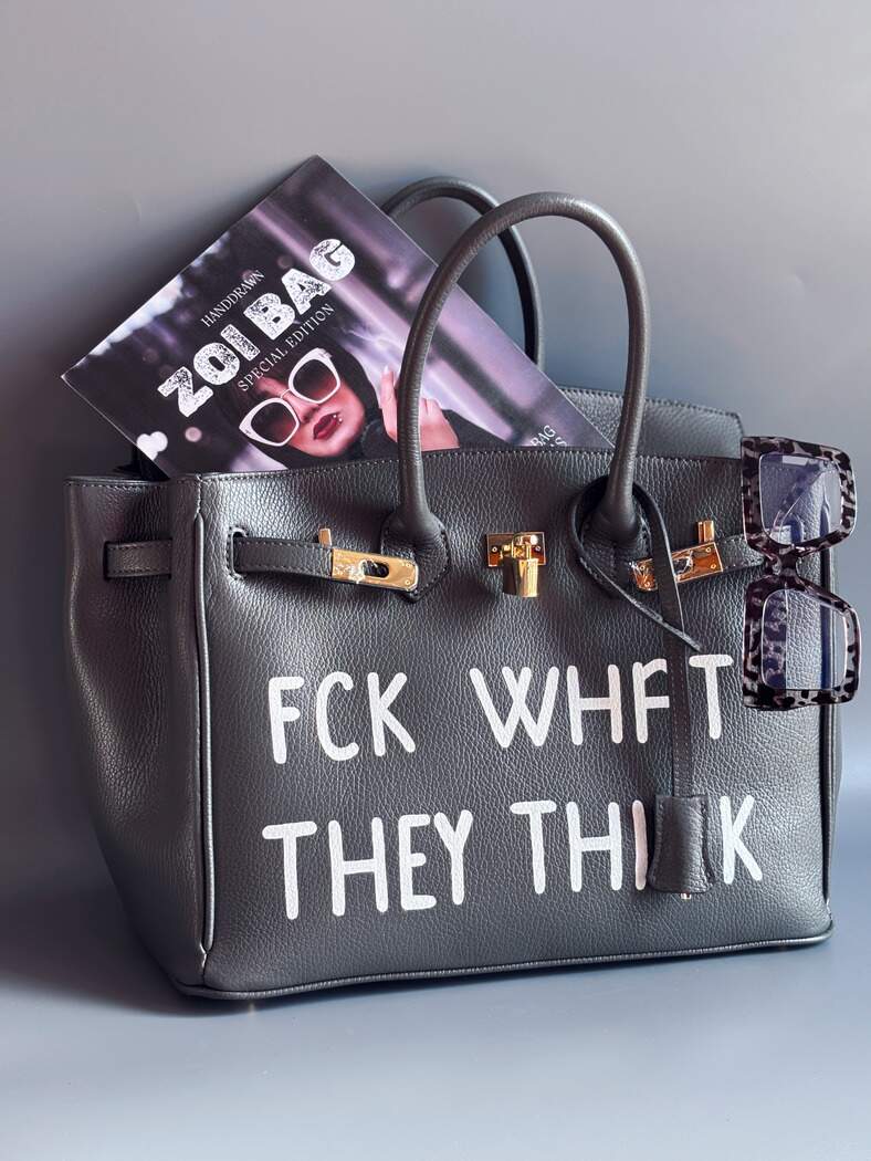 Šedá kožená kabelka Zoi Bag vyrobená z kvalitní italské kůže, s ručně psaným nápisem a se zámkem a klíčkem. Pro personalizaci na zakázku.
