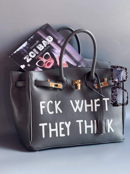 Šedá kožená kabelka Zoi Bag vyrobená z kvalitní italské kůže, s ručně psaným nápisem a se zámkem a klíčkem. Pro personalizaci na zakázku.