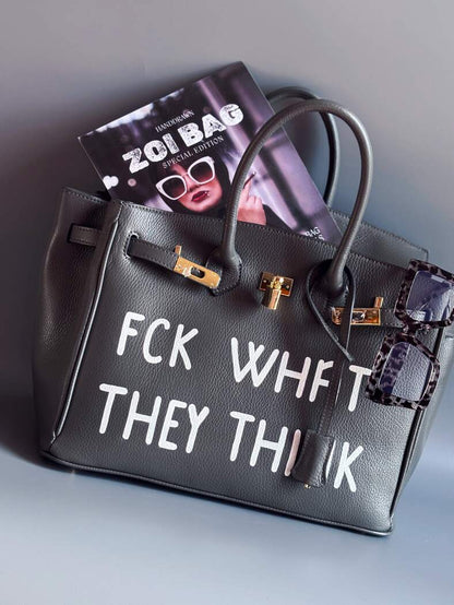 Šedá kožená kabelka Zoi Bag vyrobená z kvalitní italské kůže, s ručně psaným nápisem a se zámkem a klíčkem. Pro personalizaci na zakázku.