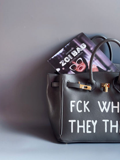 Šedá kožená kabelka Zoi Bag vyrobená z kvalitní italské kůže, s ručně psaným nápisem a se zámkem a klíčkem. Pro personalizaci na zakázku. Detail.